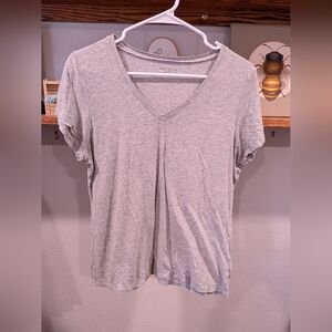 ‼️ALL TEES 5 FOR $20‼️Gray Mott & Bow V-Neck T-Shirt